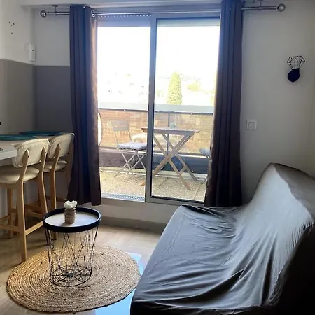 Neuf A Apartment