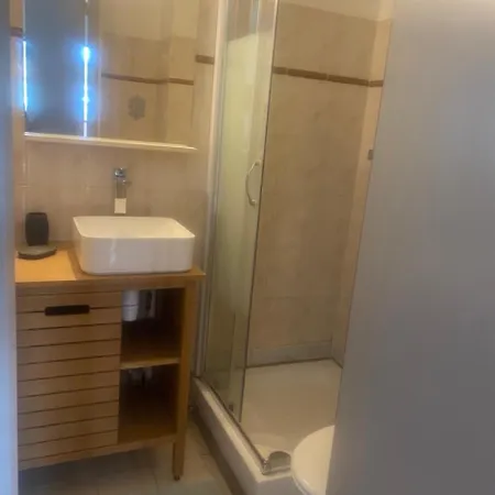 Neuf A Apartment